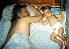 tēvs un dēls guļ